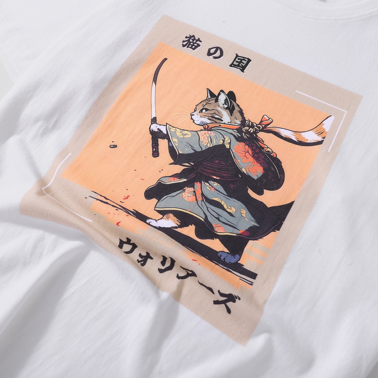 Camiseta estilo manga japonés con gato samurai, detalle ilustración