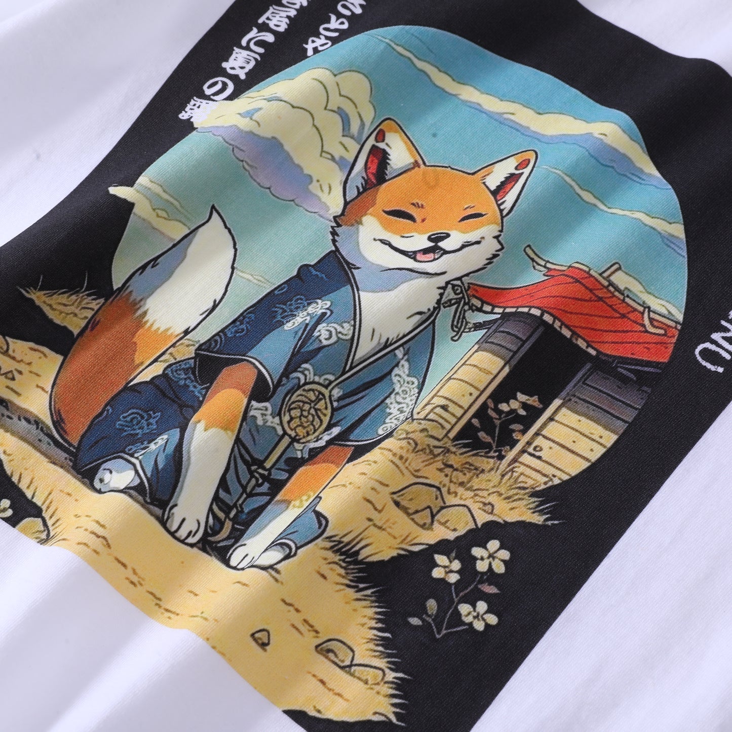 Camiseta estilo manga japonés con shiba inu, detalle ilustración