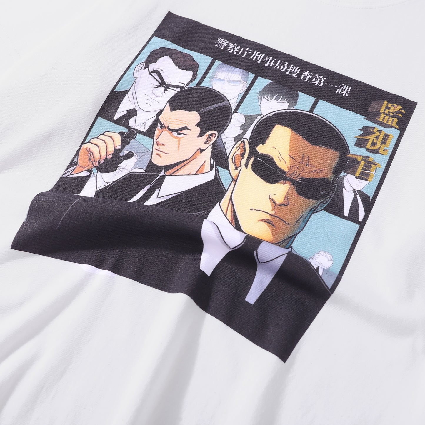 Camiseta estilo manga japonés con detectives, detalle ilustración