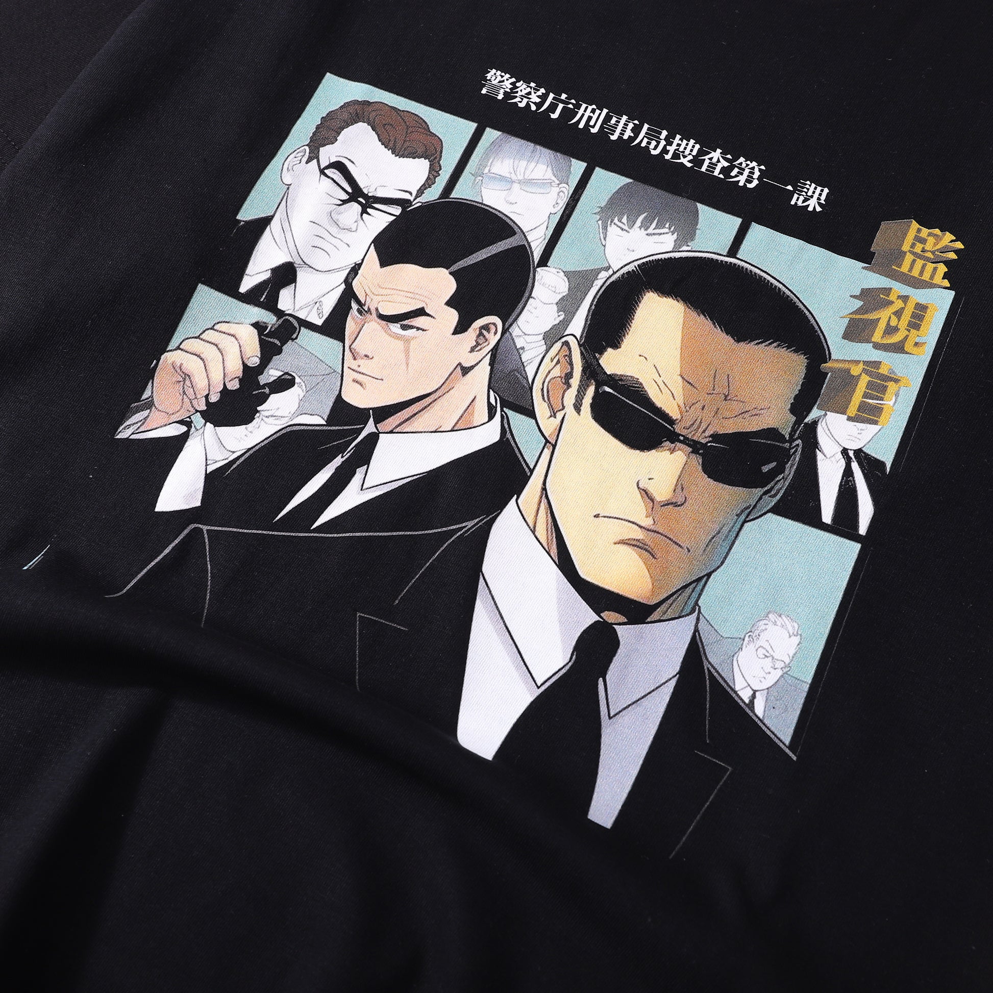 Camiseta estilo manga japonés con detectives, detalle ilustración