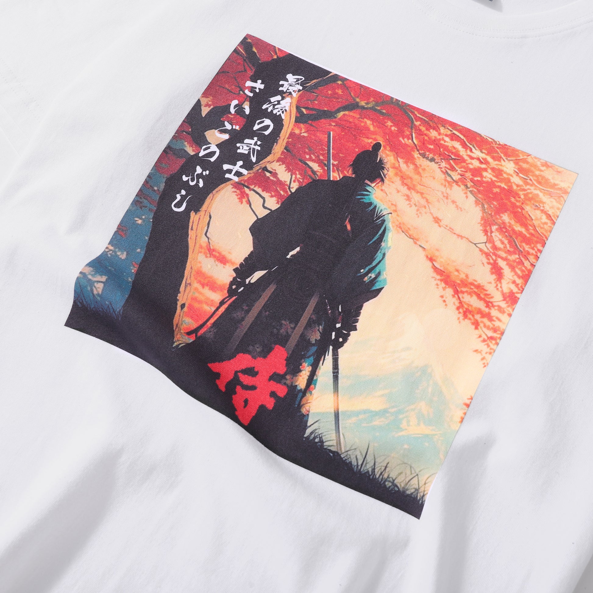 Camiseta estilo manga japonés con samurai, detalle ilustración