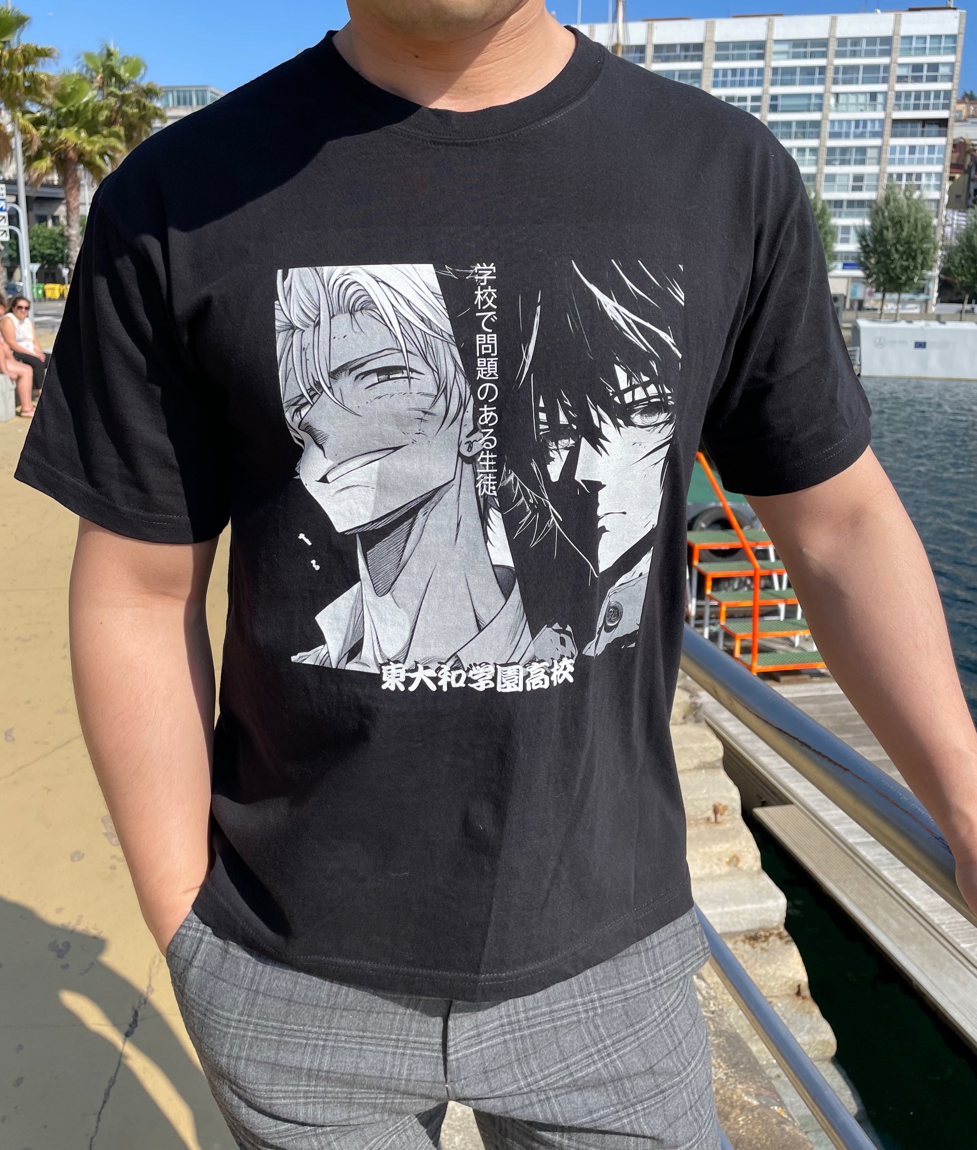 Camiseta estilo manga japonés con chicos japoneses, vestida en chico